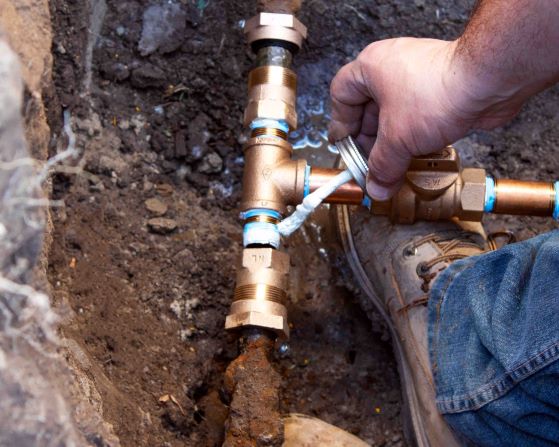 Applying Pipe Dope To Main Line Fittings